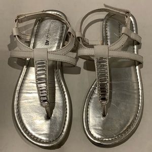 American Eagle,Girls White & Silver,Sz 1,Sandal.